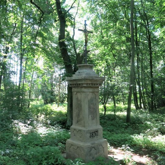 Kříž v lese Borek u Rašovic