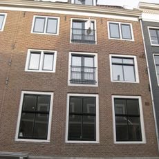 Huis onder dwars dak waarin dakkapel