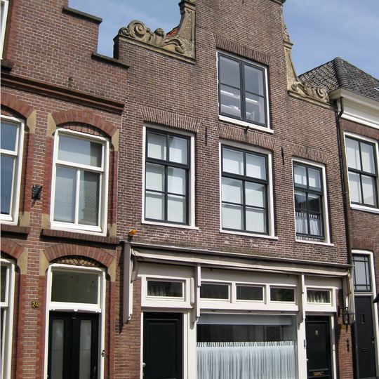 Pand met klokgevel met natuurstenen lijstranden