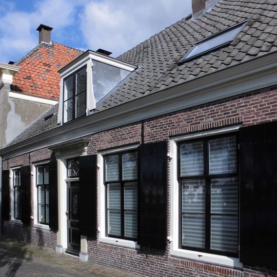 Laag huis met rechte kroonlijst, aardige landelijke bouwkunst