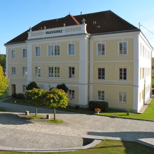 Wohnhaus, ehemalige Schule