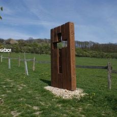 Boží muka v aleji vedoucí z Polních Chrčic severně k rozhledně