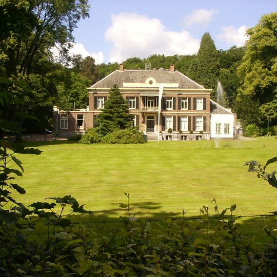 Mariëndaal: hoofdgebouw met aangebouwde dienstwoning