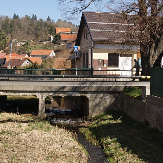 Most Pražské ulice přes Mnichovku v Mnichovicích