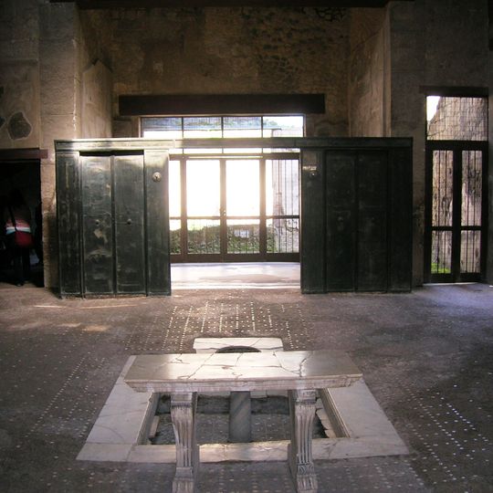 Casa con mampara de madera