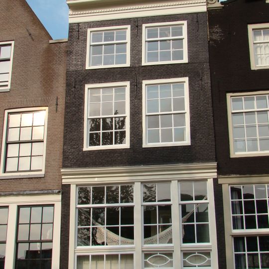 Huis met gevel op houten pui, onder rechte lijst