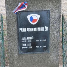 Pomník padlým v květnu 1945 v Mlčechvostech (2)