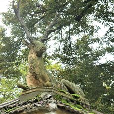 Sochy jelenů na sloupech brány k zámku ve Vidimi