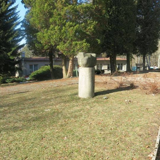 Kamenná plastika ve Vojtěšské ulici