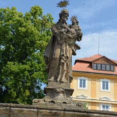 Socha svatého Josefa na zdi zahrady zámku v Liběšicích