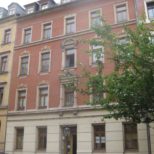 Mietshaus in geschlossener Bebauung Uhlandstraße 21