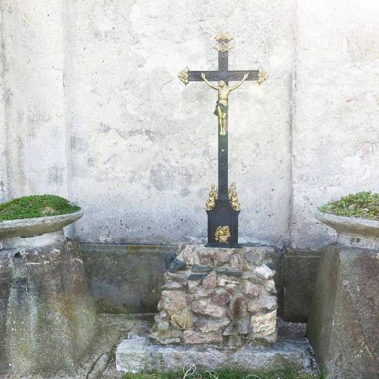 Kříž u kostela v Cínovci