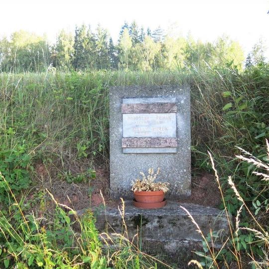 Pomník padlým v květnu 1945 u silnice jižně od Roztok u Jilemnice