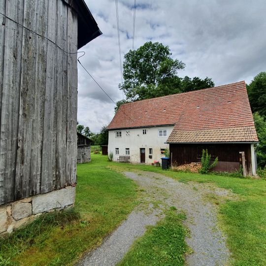 Wohnstallhaus und Scheune eines Bauernhofes Wiesenweg 2