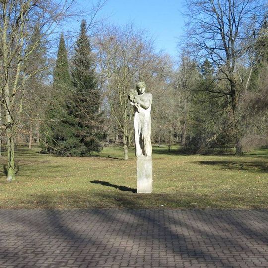 Socha Žena s kyticí v Městském parku v České Lípě