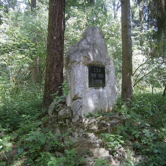 Památník severně od Unčovic v lese