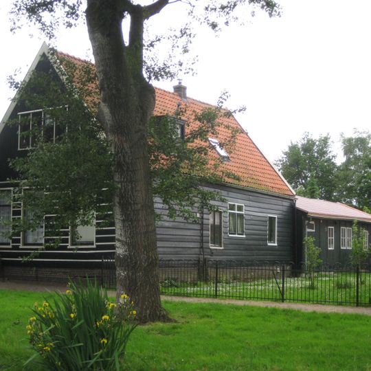 Houten huis, een geheel vormend met het buurnummer 117