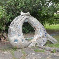 Spielplastik Rutsche mit Planschbecken, ehem. Werkssiedlung