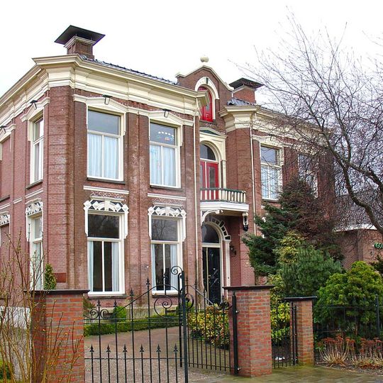 Dwarshuisboerderij met woonhuis in eclectische stijl