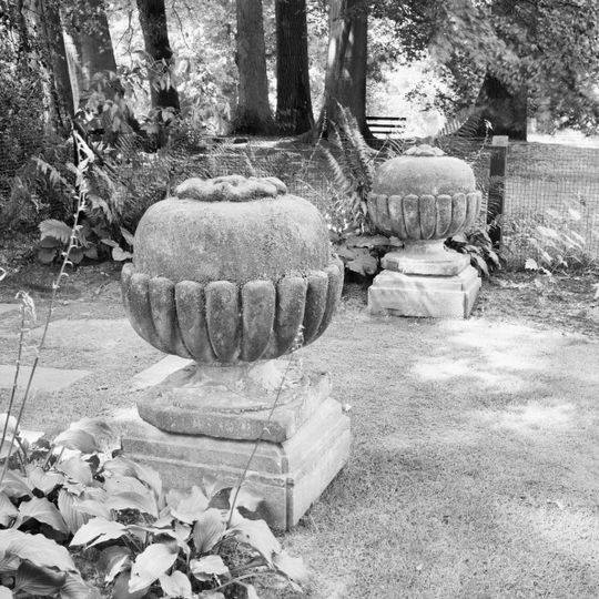 Twickel: twee tuinornamenten