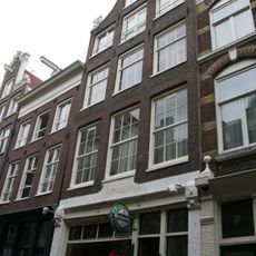 Pand met ingezwenkte halsgevel met goede roedenverdeling op de verdiepingen