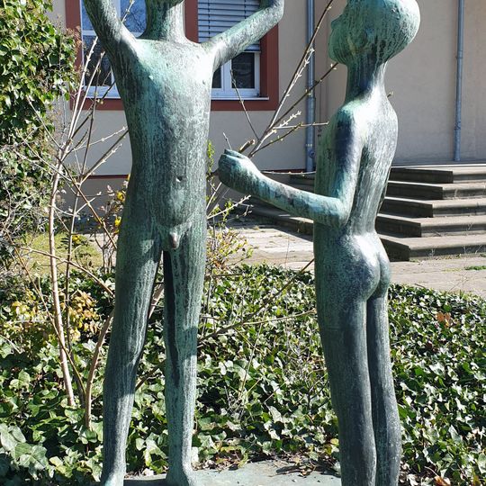 Stehendes Knabenpaar