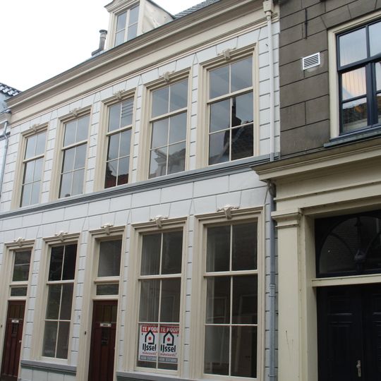 Pand met gepleisterde lijstgevel en vensters met geprofileerde omlijstingen en stuc-kuiven