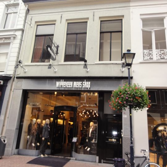 Voormalig bankgebouw, thans winkel