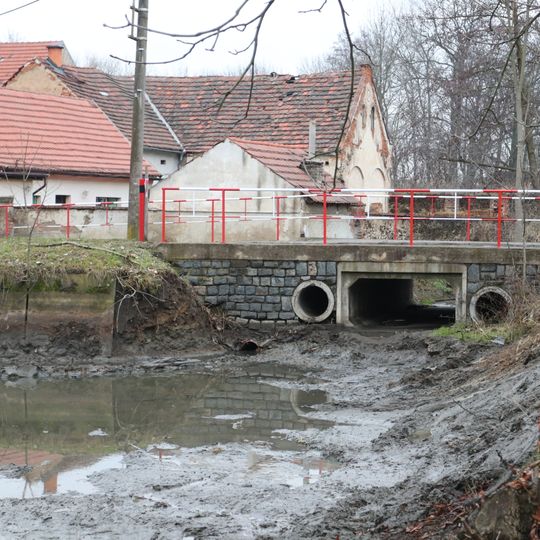 Most Hrnčířské ulice přes výpusť Návesního rybníka ve Zdiměřicích