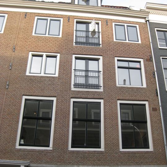 Huis onder dwars dak waarin dakkapel