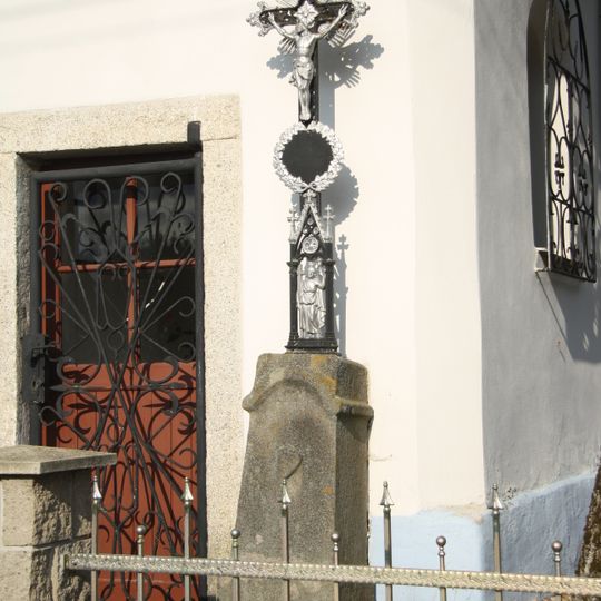 Kříž u kaple ve Lhotce