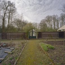 Middenhoek: Houten schutting met hekken