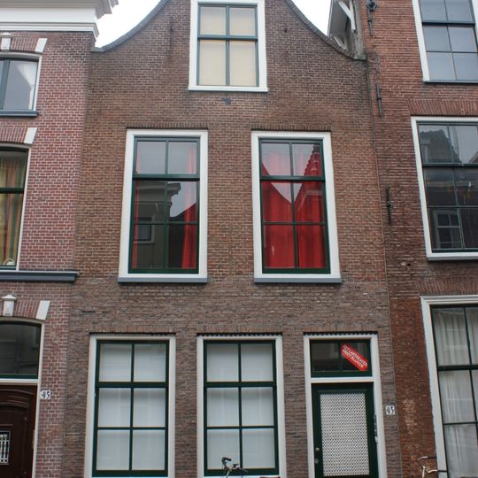 Pand met tuitgevel. Onderbouw modern