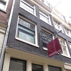 Pand met 18e-eeuwse gevel onder latere lijst en dakkapel