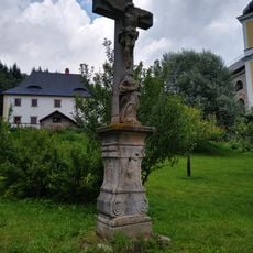 Kříž v Sadu smíření v Neratově