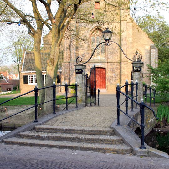 Kerkring. Voor de toren der Hervormde Kerk een boogbrug met balustraden over het water van de Kerkring. Voorts een toegangshek met hardstenen palen