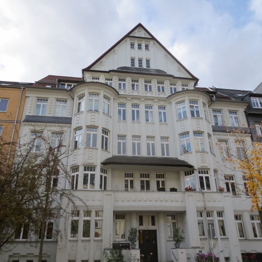 Mietshaus in ehemals halboffener Bebauung mit Vorgarten Further Straße 49