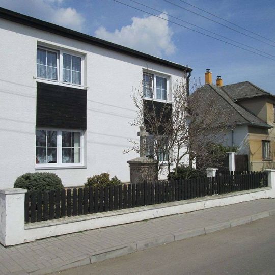 Kříž v zahradě v Borkovicích u křižovatky