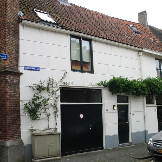 Pand met gepleisterde gevel onder gemeensch. zadeldak met de nrs. 146 en 150