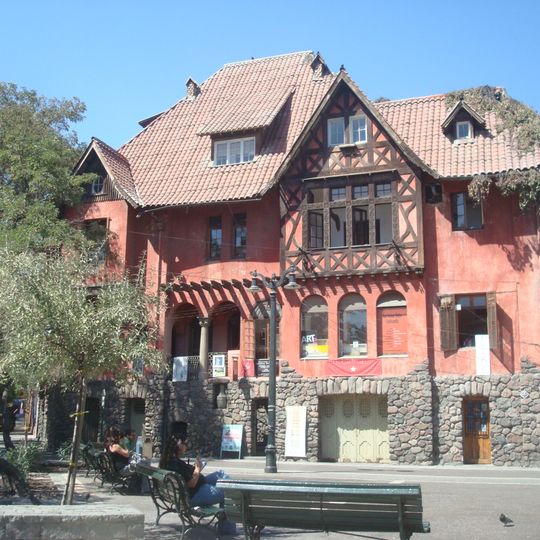 Plaza Camilo Mori, Cité Constitución N.º 135 y edificios adyacentes