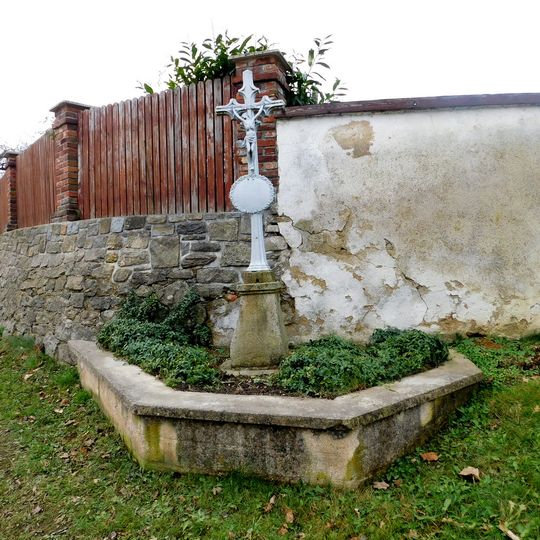 Kříž naproti domu č. 8 v Suché