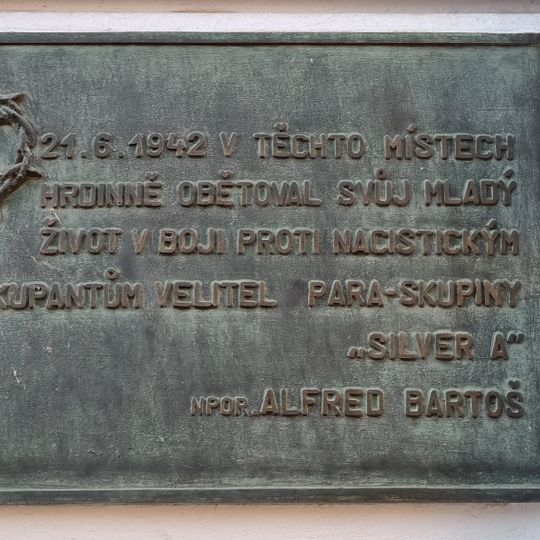 Pamětní deska Alfreda Bartoše na domě Smilova 405 v Pardubicích