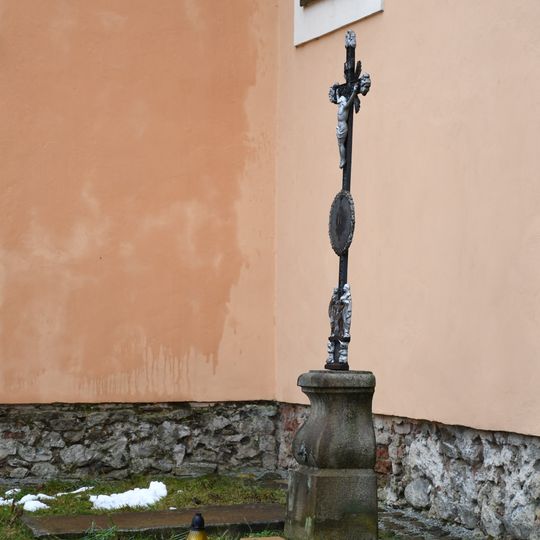 Kříž u kostela ve Staré Říši