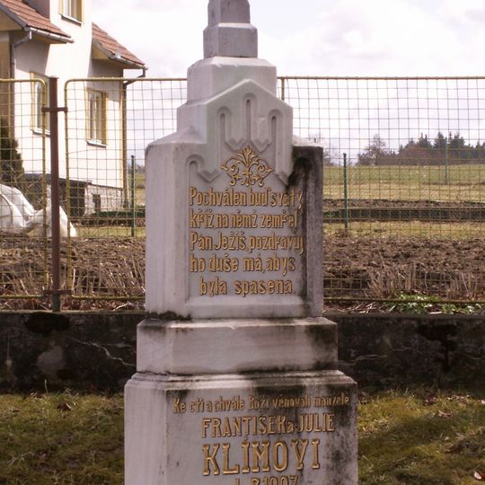 Kříž v Bobrůvce u obecního úřadu