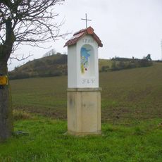 Kaplička na rozcestí v polích u Brozánek