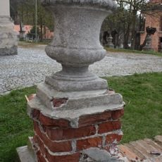 Ohradní zeď s vázami u kostela sv. Jana Křitele v Náměšti nad Oslavou