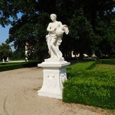 Socha Apolóna v zámeckém parku ve Slavkově