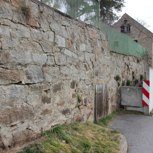 Stützmauer als Grundstückseinfassung mit Brunnenstube und Erdkeller Mühlweg 12