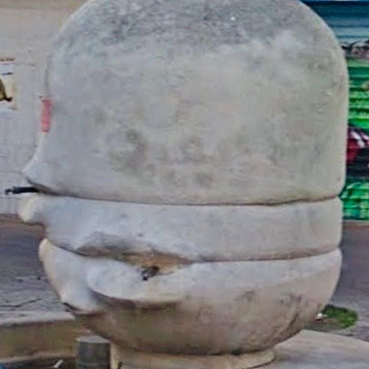 Fontaine aux visages mystérieux par Claude Abeille