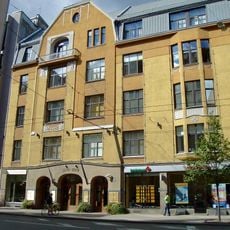 Īres nams ar veikaliem